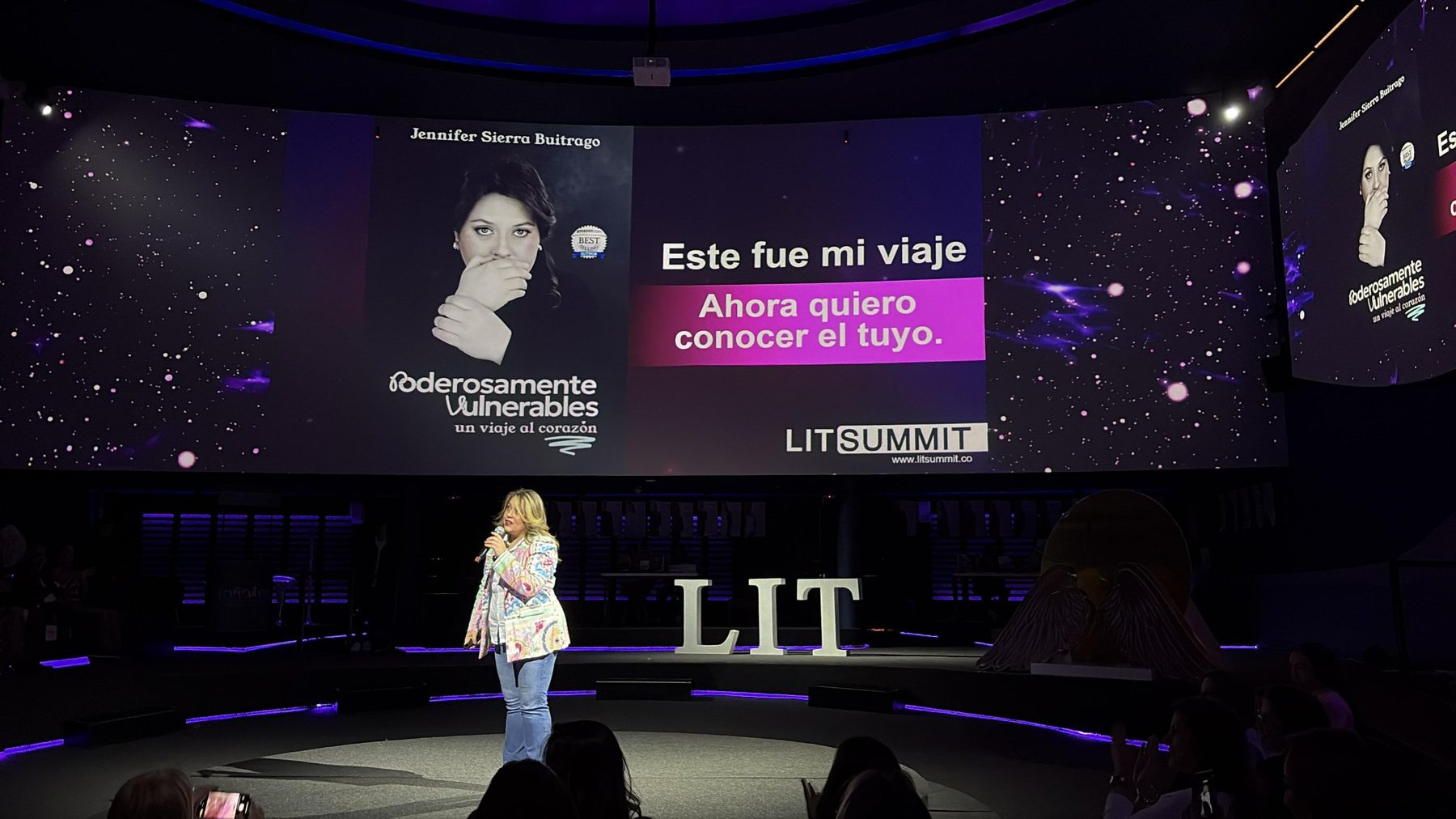 Jennifer Sierra Buitrago en el escenario de LIT Summit presentando Poderosamente Vulnerables