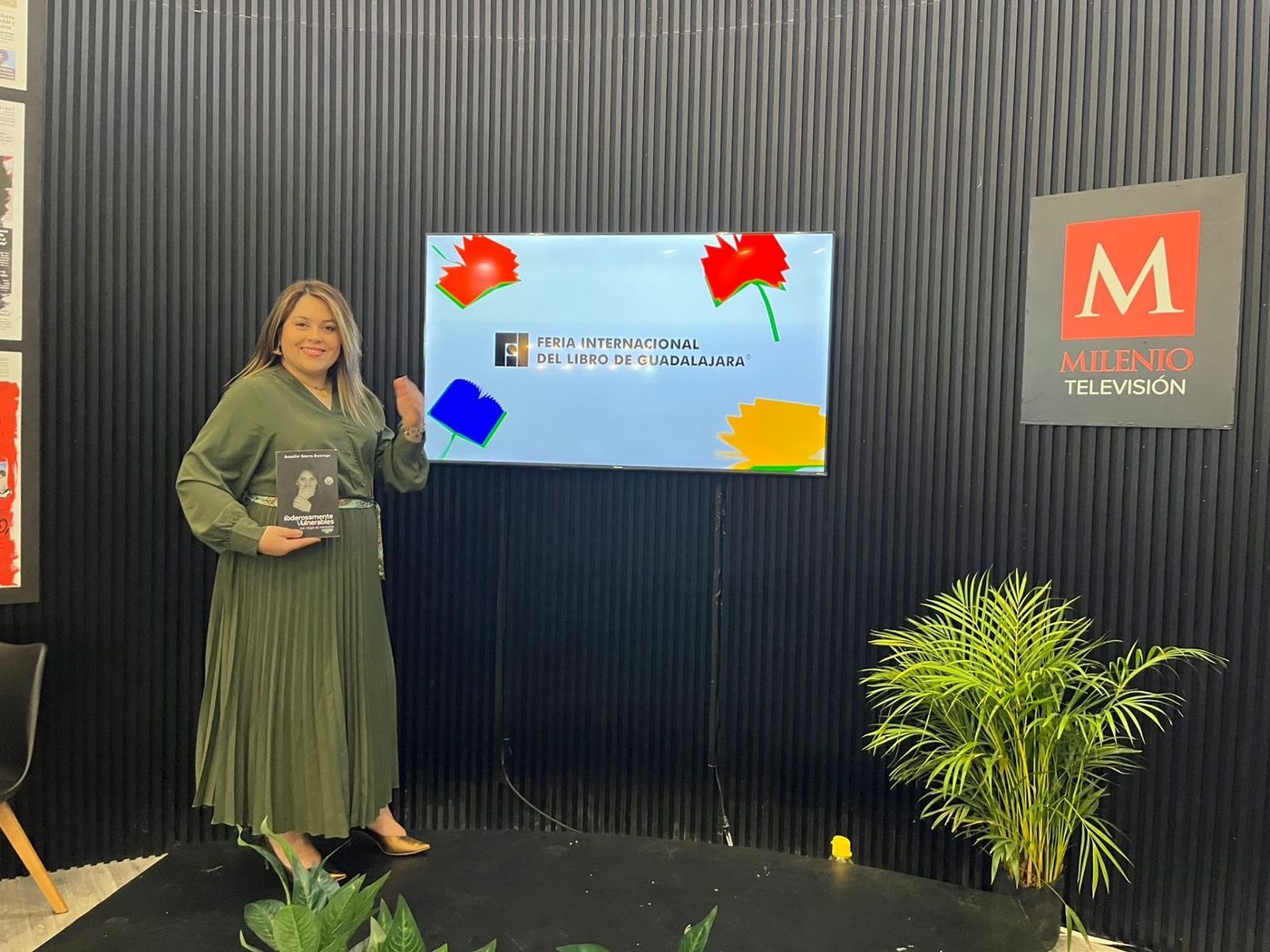 Jennifer Sierra Buitrago en el set de Milenio Televisión en la FIL Guadalajara